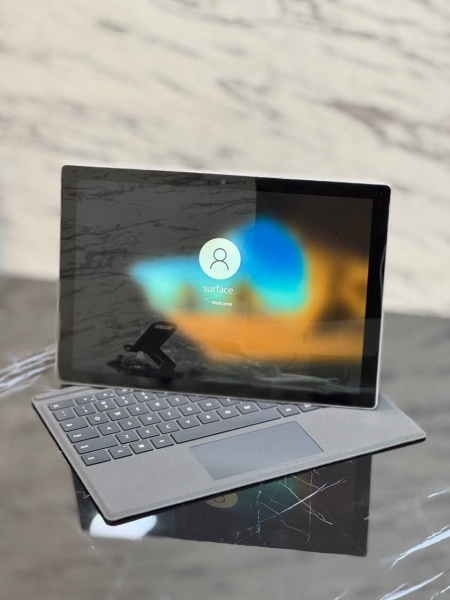 Surface Pro 5 sim CPU: Core i5-7300u RAM: 8GB HARD: 256 ssd