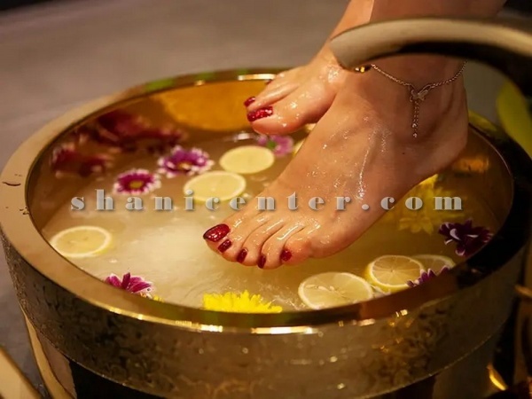پدیکور تخصصی به همراه کفسابی با کوکتل و پدی ژل